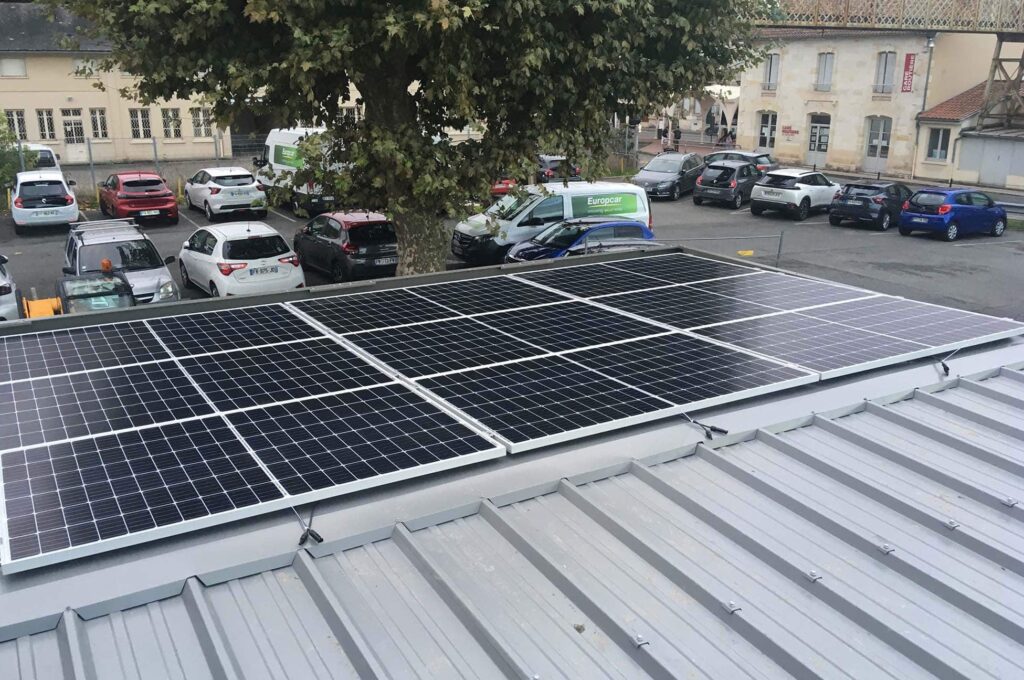 découvrez nos panneaux solaires spécialement conçus pour abris, alliant performance énergétique et protection optimale. idéals pour votre jardin ou votre espace extérieur, ces panneaux vous permettent de produire votre propre électricité tout en préservant l'esthétique de votre abri. optez pour une solution durable et écologique dès aujourd'hui !