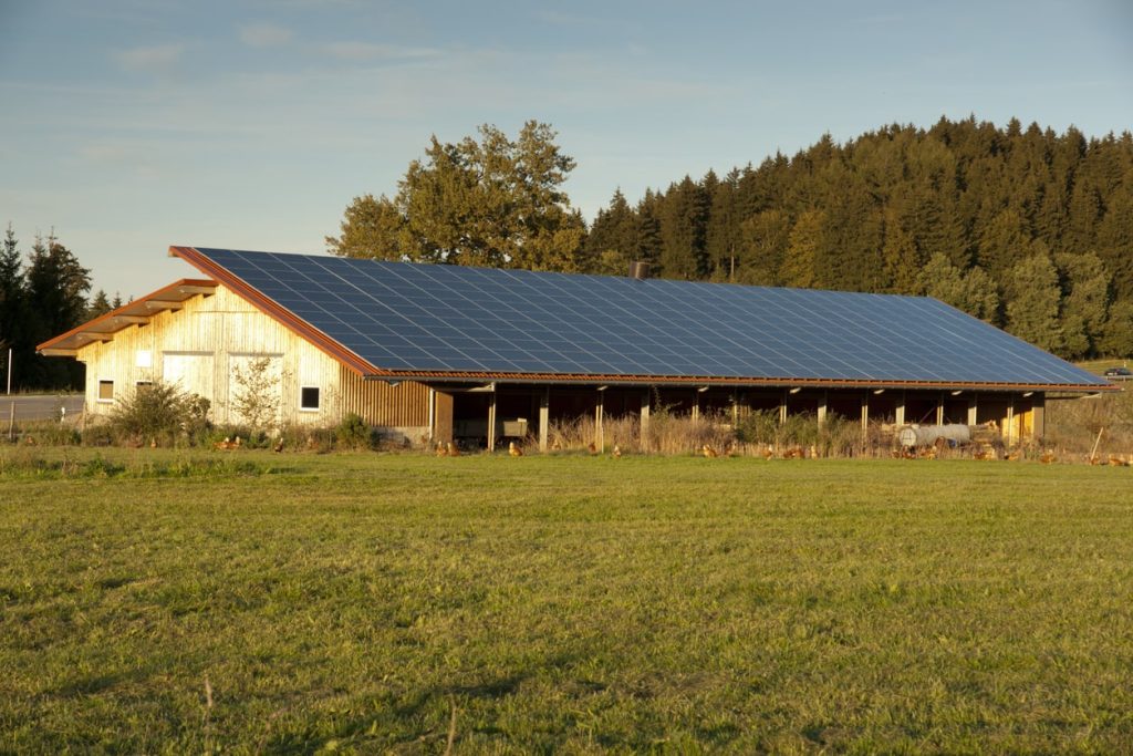 découvrez comment les panneaux solaires révolutionnent l'agriculture en offrant des solutions durables et rentables pour l'irrigation, l'éclairage et l'autonomie énergétique des exploitations agricoles.