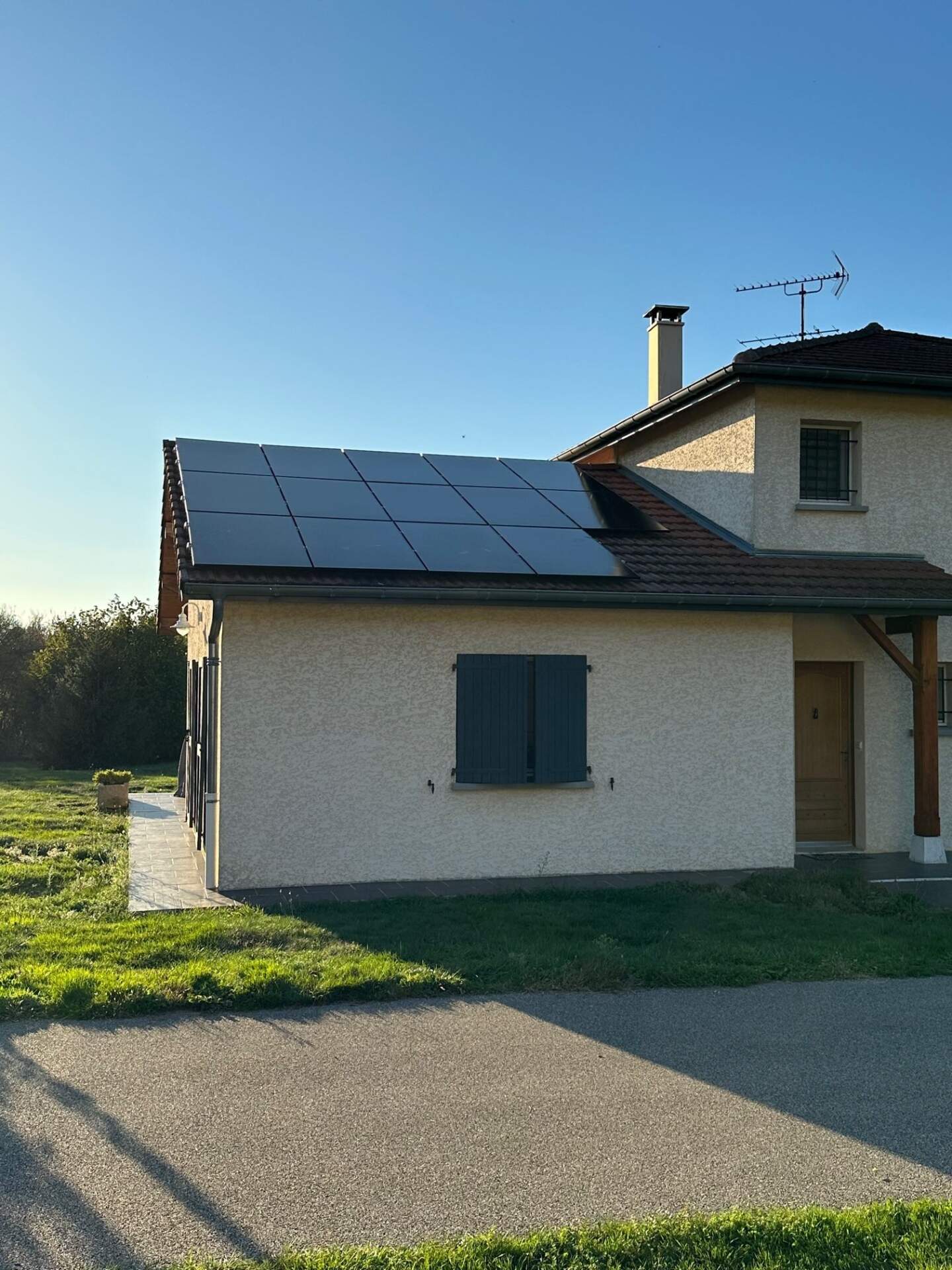 découvrez nos solutions de panneaux solaires dans l'ain pour optimiser votre consommation d'énergie et contribuer à la transition énergétique. profitez des avantages d'une énergie renouvelable et réduisez vos factures d'électricité grâce à des installations adaptées à vos besoins.