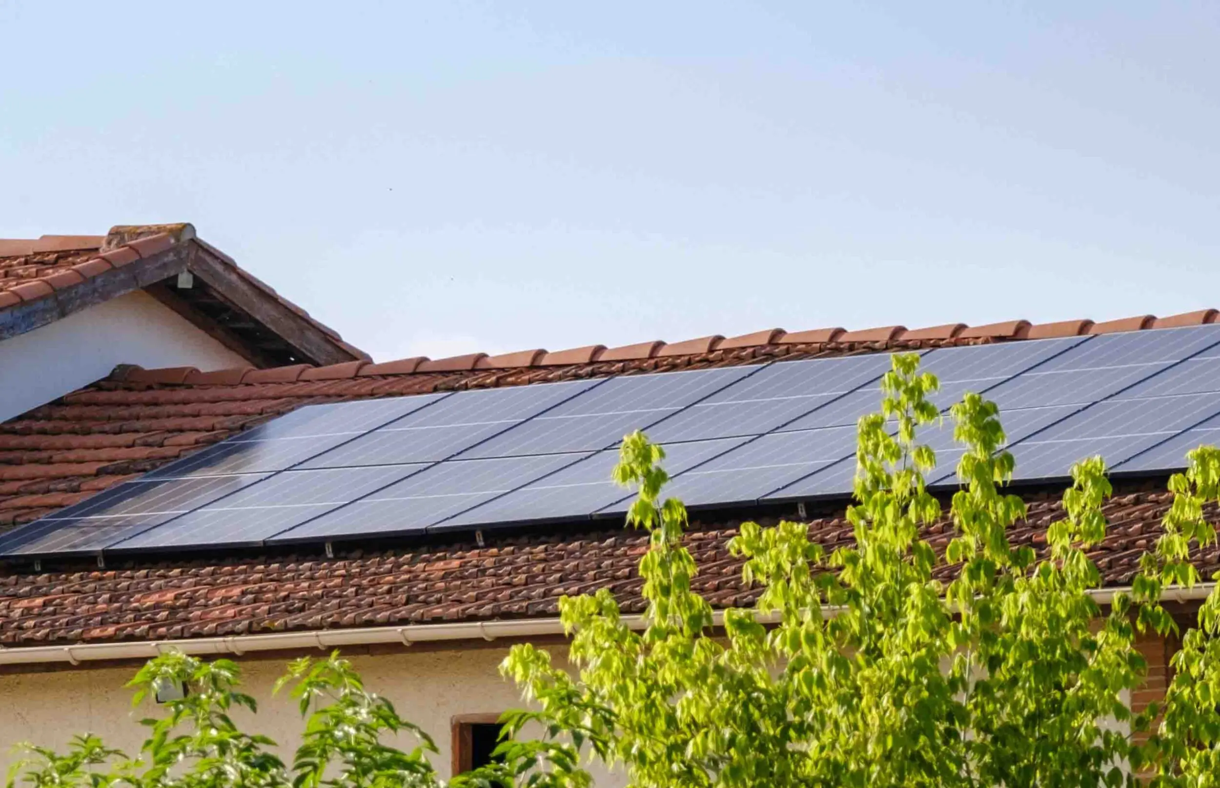 découvrez nos panneaux solaires ardoise, alliant esthétique et efficacité énergétique. idéaux pour intégrer discrètement des systèmes photovoltaïques sur vos toits tout en préservant l'élégance de votre maison.