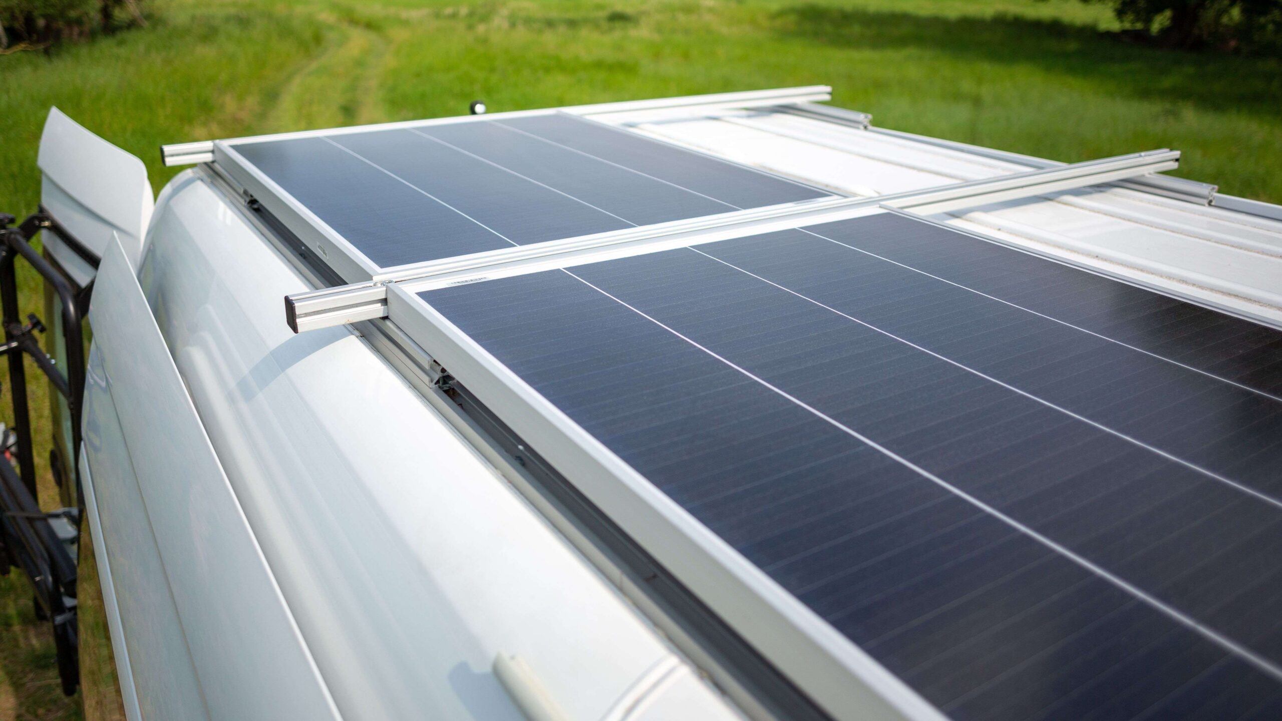 découvrez les panneaux solaires pour camping-car, une solution idéale pour profiter de l'énergie renouvelable lors de vos voyages. optez pour l'autonomie énergétique et explorez de nouveaux horizons sans limites. nos conseils et guides d'achat vous aideront à choisir le meilleur équipement pour vos aventures en plein air.