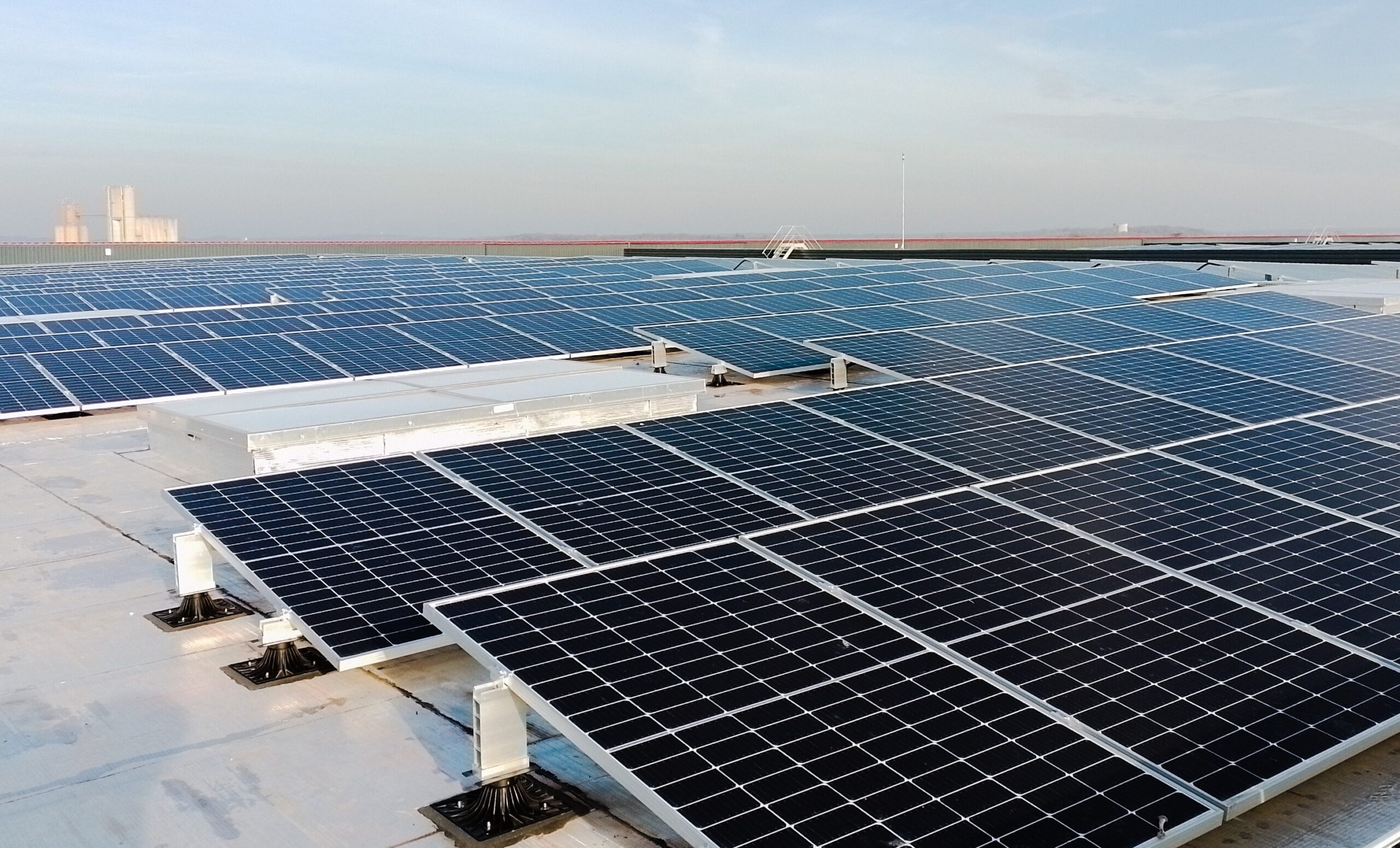 découvrez notre gamme de panneaux solaires spécialement conçus pour les entrepôts. optimisez votre consommation d'énergie, réduisez vos coûts et améliorez la durabilité de vos installations grâce à des solutions photovoltaïques performantes et adaptées à vos besoins.