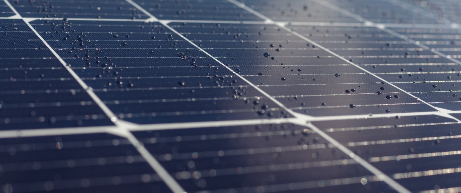 découvrez comment les panneaux solaires fonctionnent sous la pluie et leur capacité à produire de l'énergie même par temps humide. apprenez les avantages des technologies solaires face aux conditions climatiques variées pour maximiser votre efficacité énergétique.