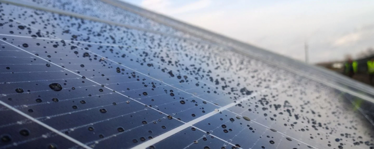 découvrez comment les panneaux solaires réagissent à la pluie et optimisent leur performance, tout en apprenant les avantages de l'eau pour le nettoyage et le refroidissement des panneaux. informez-vous sur l'impact climatique et économique de l'utilisation des énergies renouvelables même par temps pluvieux.
