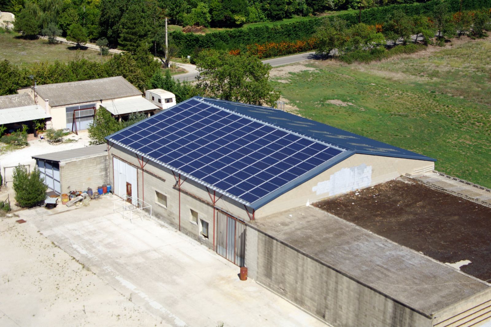 découvrez comment installer un panneau solaire sur votre hangar pour optimiser votre production d'énergie renouvelable. économisez sur vos factures d'électricité tout en contribuant à un avenir plus durable avec nos solutions adaptées à vos besoins.