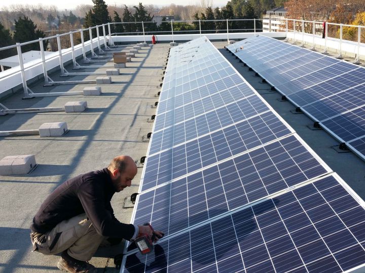 découvrez comment l'installation de panneaux solaires sur votre immeuble peut réduire vos factures d'énergie, augmenter la valeur de votre propriété et contribuer à une planète plus verte. explorez les avantages écologiques et économiques des panneaux solaires pour les bâtiments collectifs.
