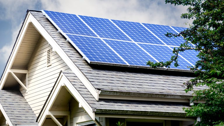 découvrez les avantages des panneaux solaires orientés à l'ouest, une option idéale pour maximiser votre production d'énergie solaire en fin de journée. apprenez comment optimiser votre installation pour bénéficier d'une source d'énergie renouvelable efficace et économique.