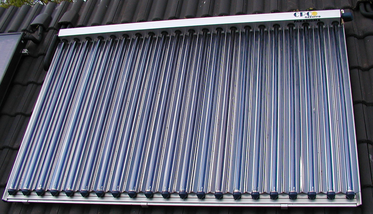 découvrez le fonctionnement et les avantages des panneaux solaires thermiques pour produire de l'eau chaude sanitaire et chauffer votre maison de manière écologique et économique.