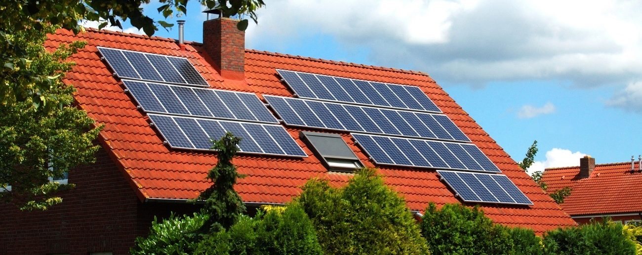 découvrez les avantages des panneaux solaires sur toiture pour réduire vos factures d'énergie. optez pour une solution durable et respectueuse de l'environnement, tout en valorisant votre propriété. informez-vous sur les différentes options et les aides disponibles pour installer des panneaux solaires chez vous.