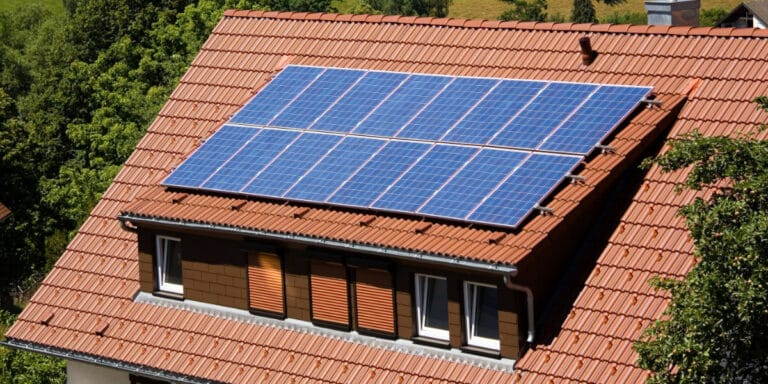 découvrez les avantages des panneaux solaires pour toiture : une solution écologique et économique qui vous permet de réduire votre facture d'électricité tout en contribuant à la préservation de l'environnement. transformez votre maison en source d'énergie renouvelable!
