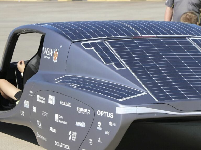 découvrez comment les panneaux solaires pour voitures transforment votre expérience de conduite en offrant une source d'énergie durable et innovante. explorez les avantages, les types de panneaux disponibles et les installations possibles pour maximiser l'efficacité énergétique de votre véhicule.