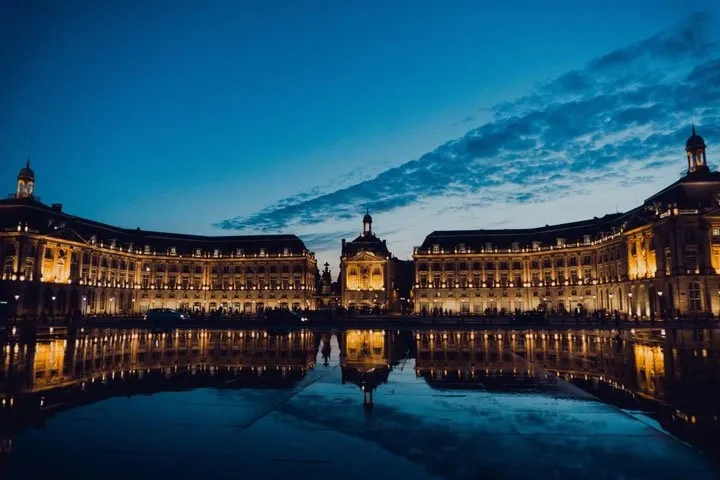 découvrez tout ce qu'il faut savoir sur l'installation de panneaux solaires dans les zones classées : réglementation, avantages et solutions adaptées pour concilier écologie et préservation du patrimoine.