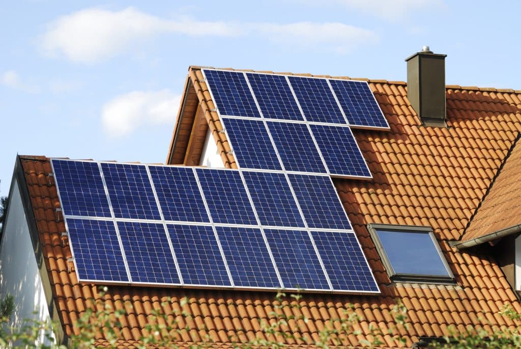 découvrez comment les panneaux photovoltaïques transforment l'énergie solaire en électricité, offrant une solution durable pour réduire vos factures d'énergie et contribuer à la protection de l'environnement. informez-vous sur les avantages, l'installation et l'entretien de ces systèmes innovants.