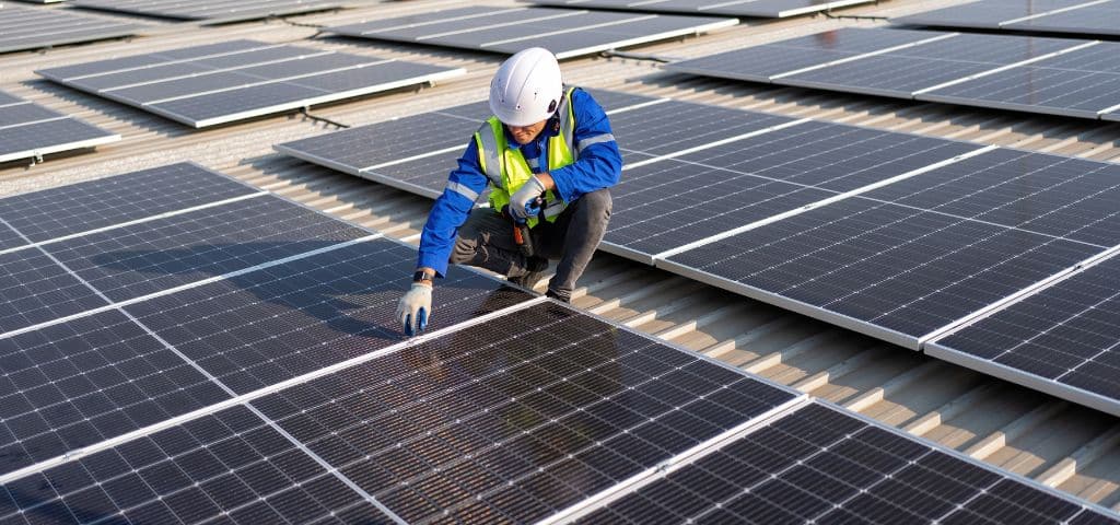découvrez les avantages des panneaux photovoltaïques pour générer une énergie propre et renouvelable. informez-vous sur leur fonctionnement, leurs coûts d'installation et les aides financières disponibles pour réduire votre empreinte carbone tout en réalisant des économies sur vos factures d'électricité.