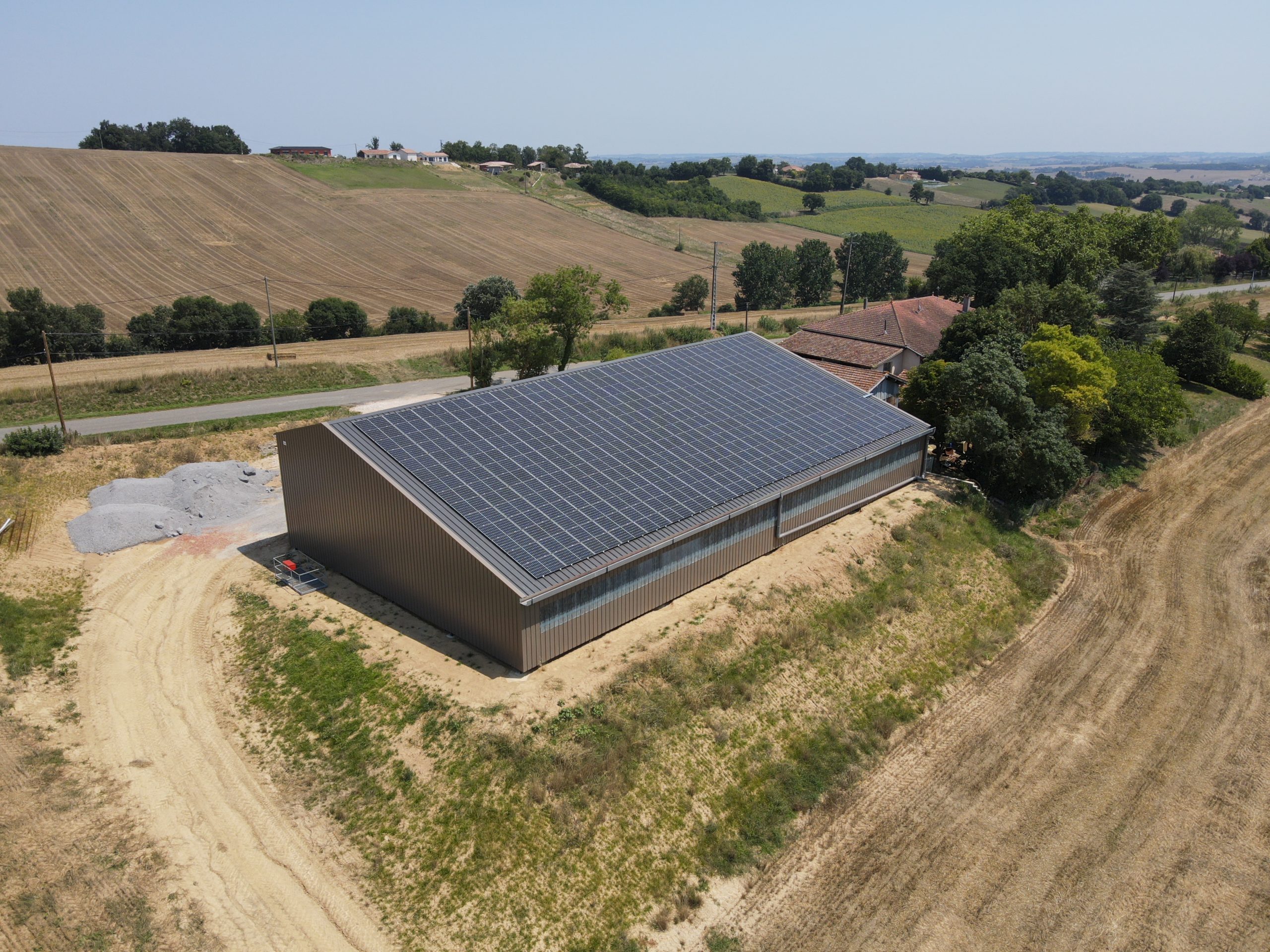 découvrez les avantages des panneaux solaires agricoles pour optimiser votre production tout en réduisant vos coûts énergétiques. transformez votre exploitation en une ferme écoresponsable grâce à l'énergie solaire, qui vous permet de générer des revenus supplémentaires et de contribuer à la préservation de l'environnement.