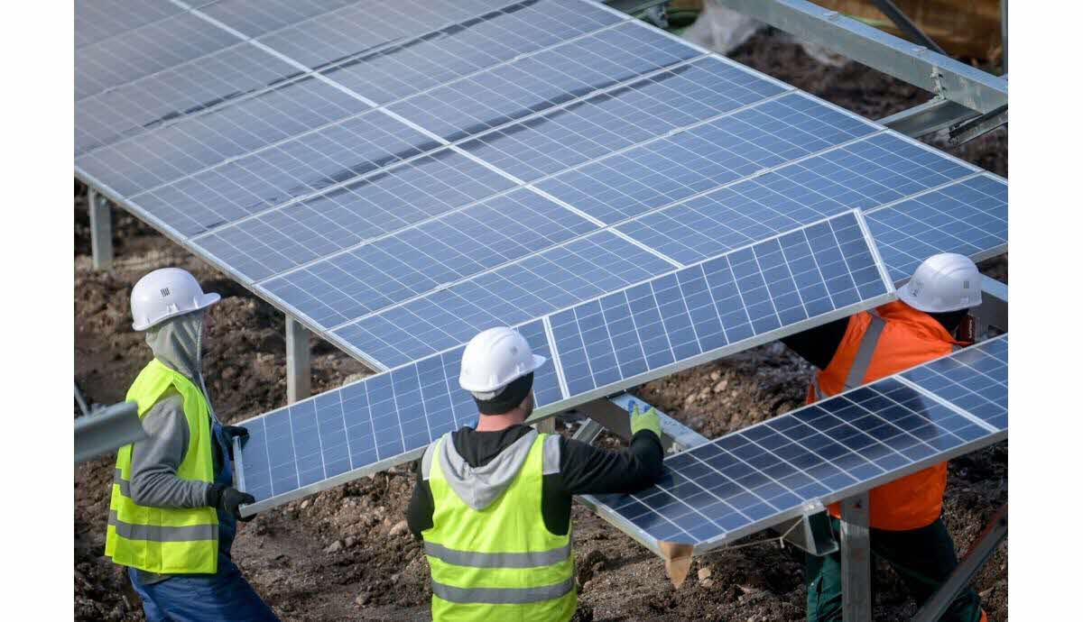 découvrez comment les panneaux solaires peuvent vous aider à réaliser des économies significatives sur vos factures d'énergie. informez-vous sur les avantages financiers de l'énergie solaire et les incitations disponibles pour un investissement durable et rentable.