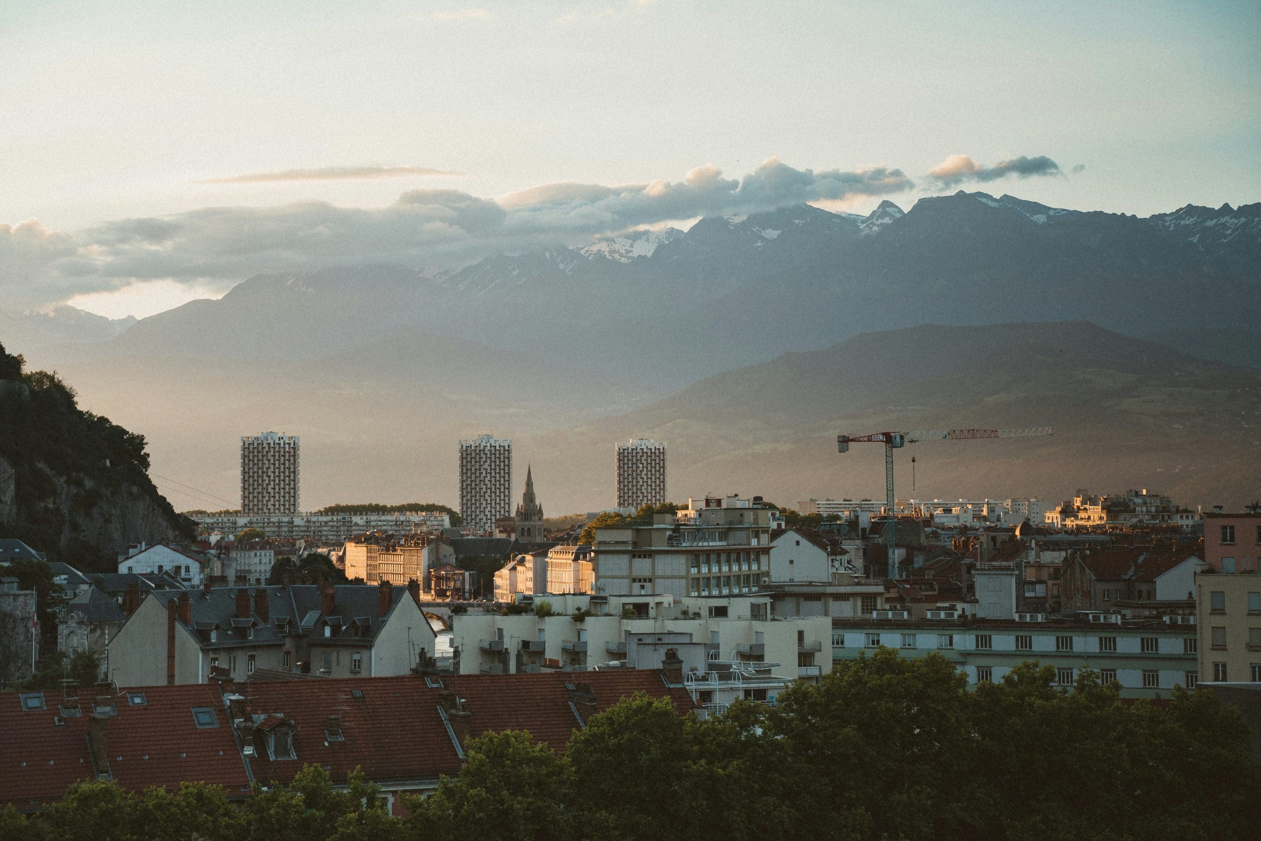 découvrez les meilleures solutions de panneaux solaires à grenoble pour réduire vos factures d'énergie et contribuer à la transition écologique. profitez des aides financières et maximisez l'efficacité de votre installation solaire dans cette région ensoleillée.