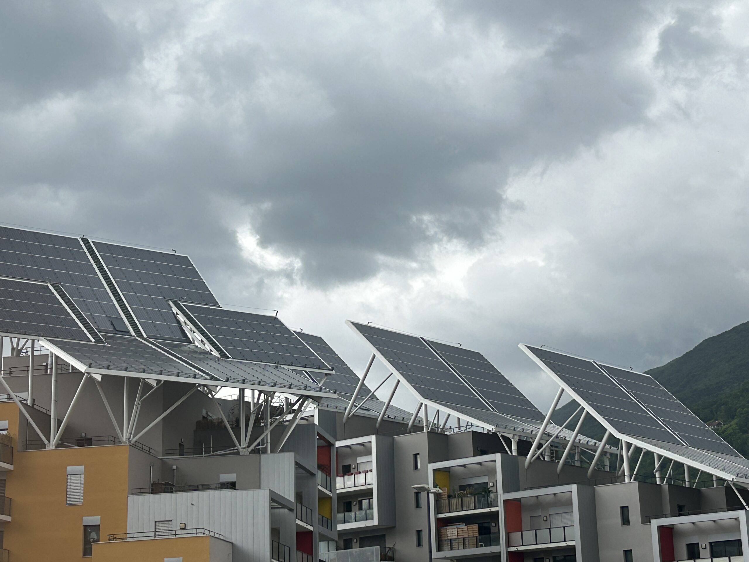 découvrez les meilleures solutions de panneaux solaires à grenoble pour une énergie renouvelable et économique. informez-vous sur les avantages, les installations et les subventions disponibles pour maximiser votre transition énergétique.