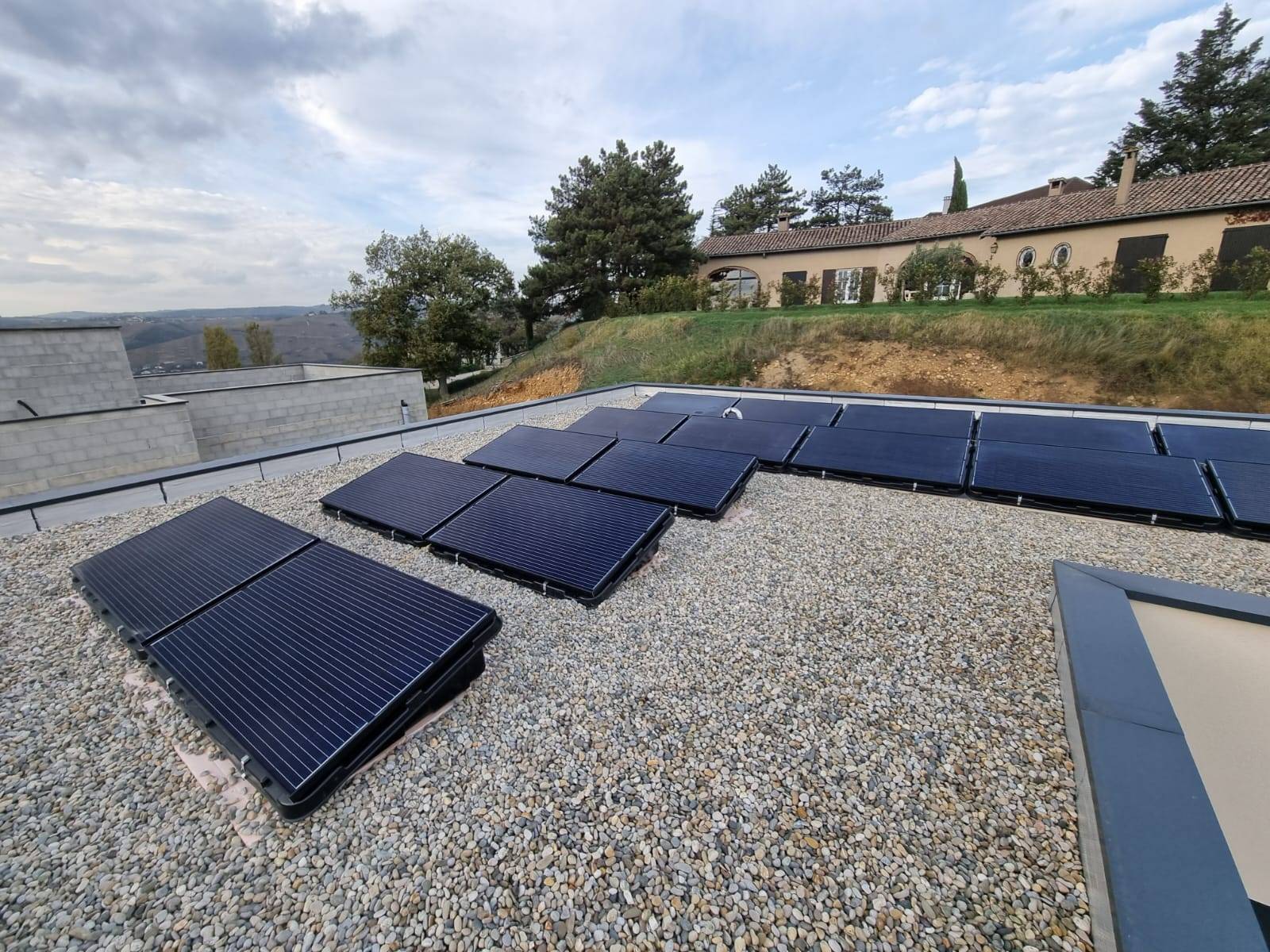 découvrez nos solutions de panneaux solaires professionnels, conçues pour optimiser votre consommation d'énergie et réduire votre empreinte carbone. profitez d'une installation sur mesure, d'une technologie de pointe et d'un accompagnement personnalisé pour réussir votre transition énergétique.