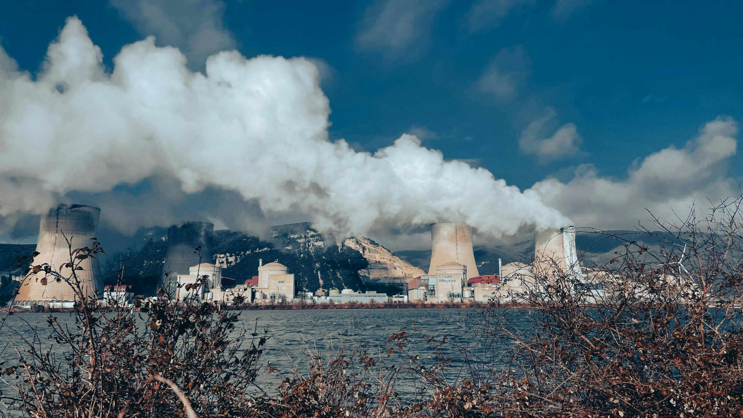 découvrez les avantages et inconvénients des panneaux solaires et des centrales nucléaires dans notre analyse comparative. informez-vous sur les enjeux énergétiques, environnementaux et économiques pour choisir la meilleure solution pour un avenir durable.