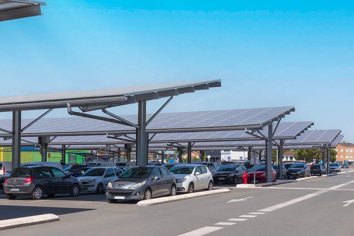 découvrez notre solution innovante de parking solaire, alliant praticité et énergie verte. profitez d'un stationnement sécurisé tout en contribuant à la transition énergétique grâce à des panneaux solaires qui alimentent vos appareils électrique.