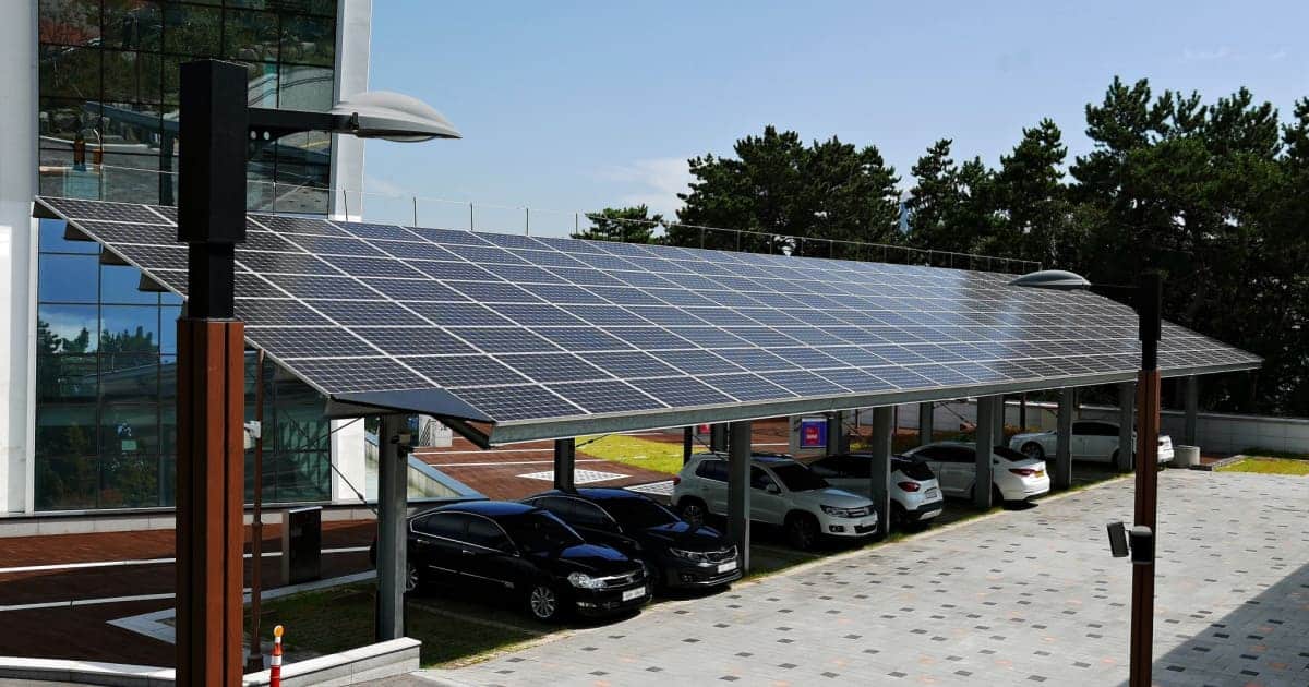 découvrez notre solution innovante de parking solaire, alliant praticité et écologie. rechargez votre véhicule tout en réduisant votre empreinte carbone grâce à des installations solaires modernes et efficaces. optez pour un stationnement durable tout en profitant du confort et de la sécurité.