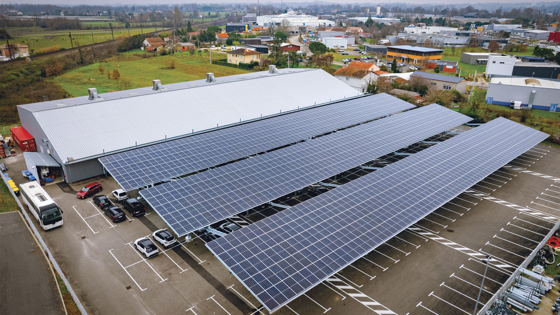découvrez le parking solaire, une solution innovante alliant protection de votre véhicule et production d'énergie renouvelable. profitez d'une énergie propre tout en préservant votre automobile des intempéries grâce à nos structures adaptées. optez pour une mobilité durable et écologique avec nos parkings solaires.