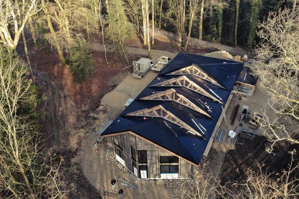 découvrez tout ce qu'il faut savoir sur la pente de toiture : avantages, types de pentes, matériaux, et conseils d'installation pour garantir une toiture esthétique et performante.