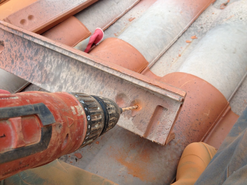 découvrez comment percer des tuiles efficacement et en toute sécurité. suivez nos conseils pratiques pour choisir les bons outils et techniques afin de réaliser vos projets de bricolage sans endommager vos matériaux.