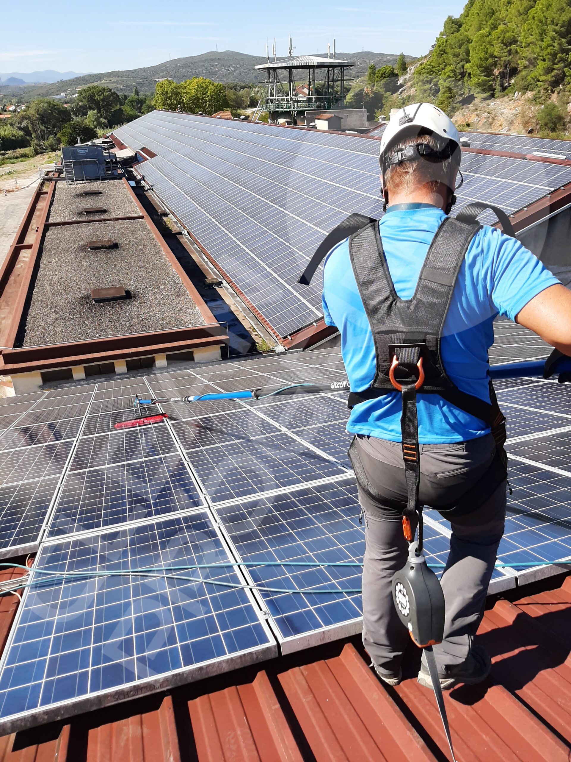 découvrez notre service de nettoyage de panneaux solaires avec perche spécialisée. optimisez l'efficacité de vos panneaux tout en prolongeant leur durée de vie grâce à un entretien professionnel et sécurisé. contactez-nous pour un devis personnalisé !