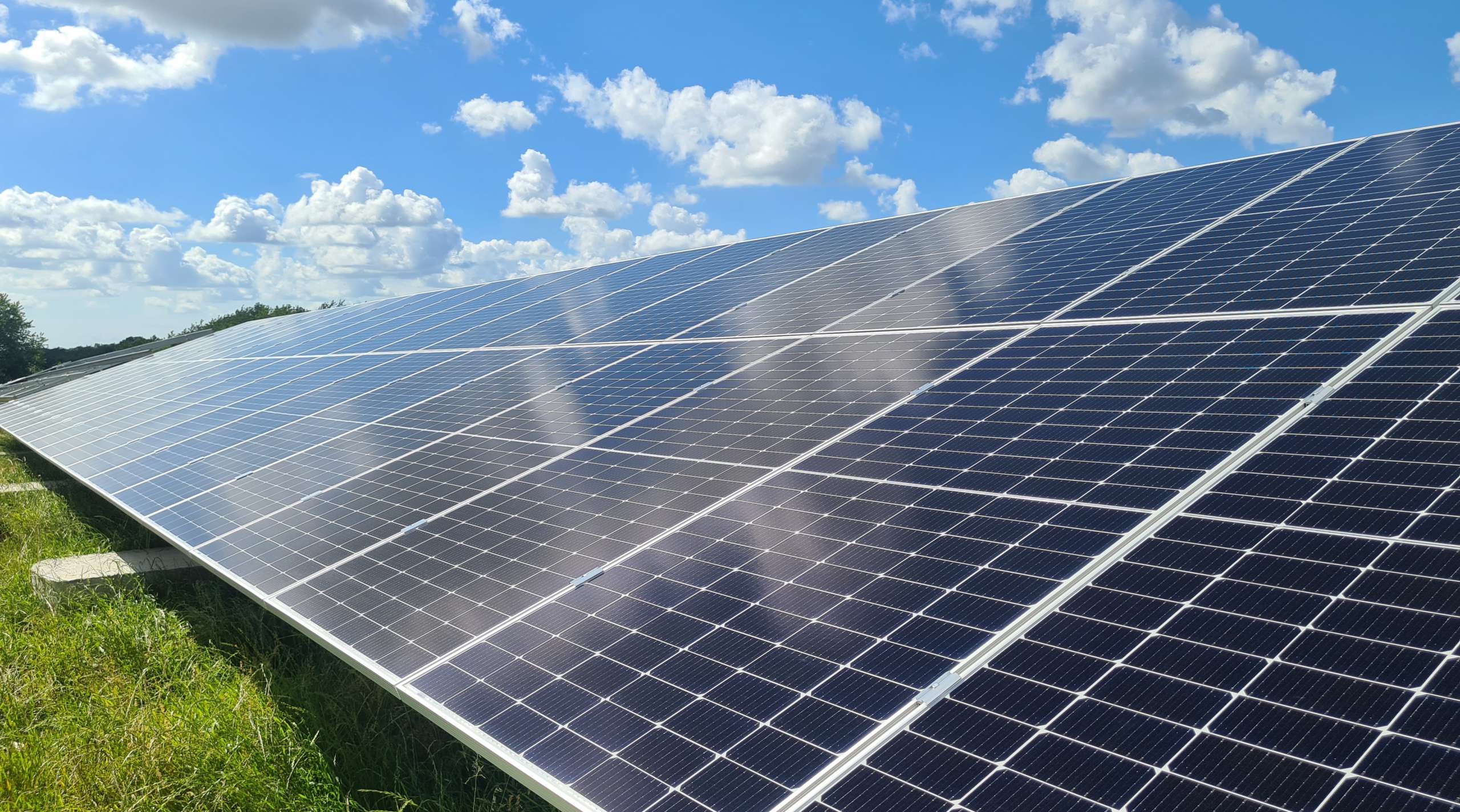 découvrez les avantages du photovoltaïque pour une énergie renouvelable et durable. apprenez comment cette technologie innovante transforme la lumière du soleil en électricité, réduit votre empreinte carbone et vous permet de réaliser des économies sur vos factures d'énergie.
