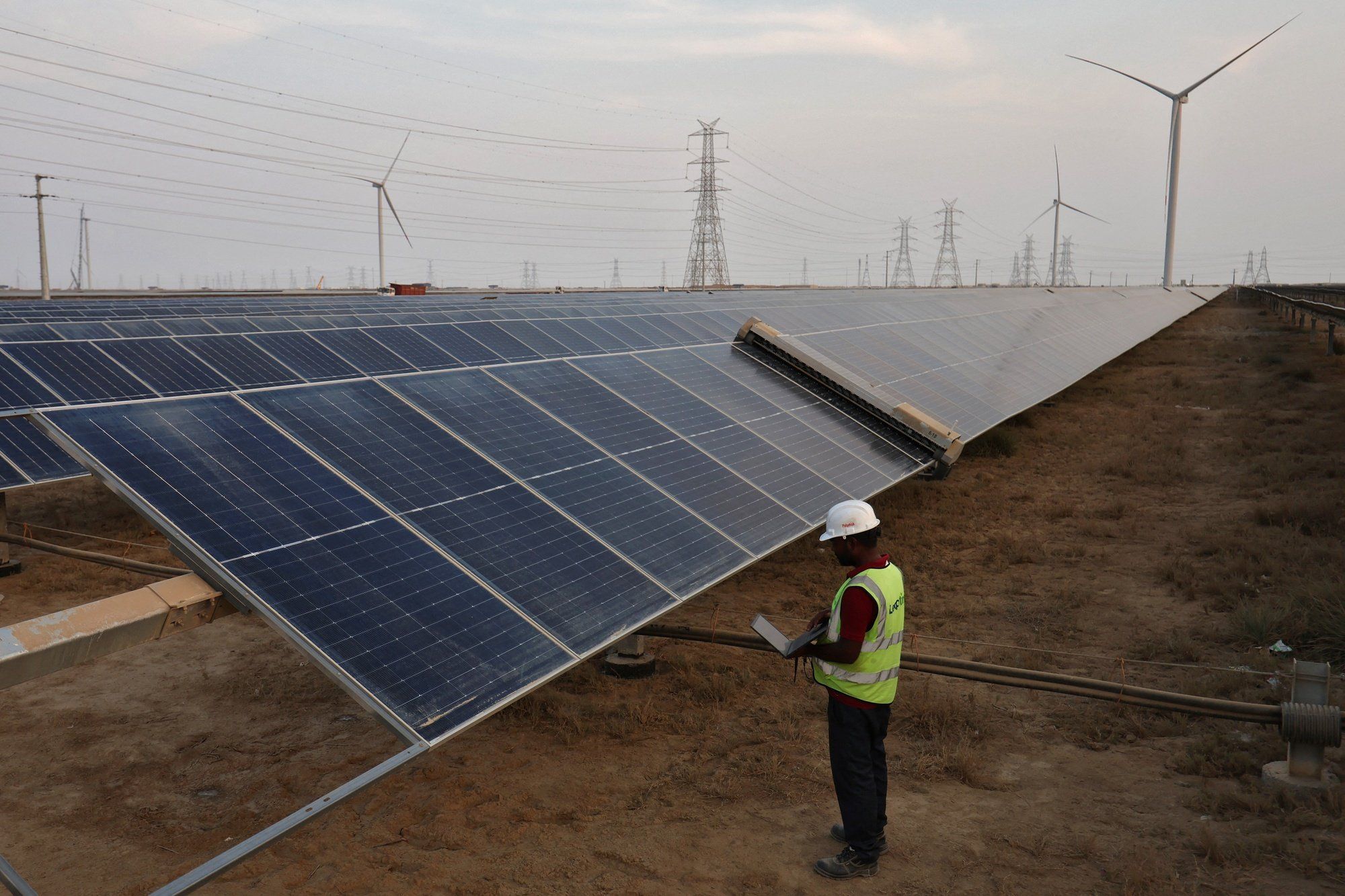 découvrez le photovoltaïque, une source d'énergie renouvelable qui transforme la lumière du soleil en électricité. apprenez comment cette technologie durable peut réduire votre empreinte carbone et diminuer vos factures d'énergie. explorez les avantages du photovoltaïque pour votre maison ou votre entreprise.