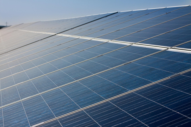 découvrez tout ce qu'il faut savoir sur l'énergie photovoltaïque : principes de fonctionnement, avantages écologiques et économiques, ainsi que les dernières innovations dans ce domaine pour un avenir durable.