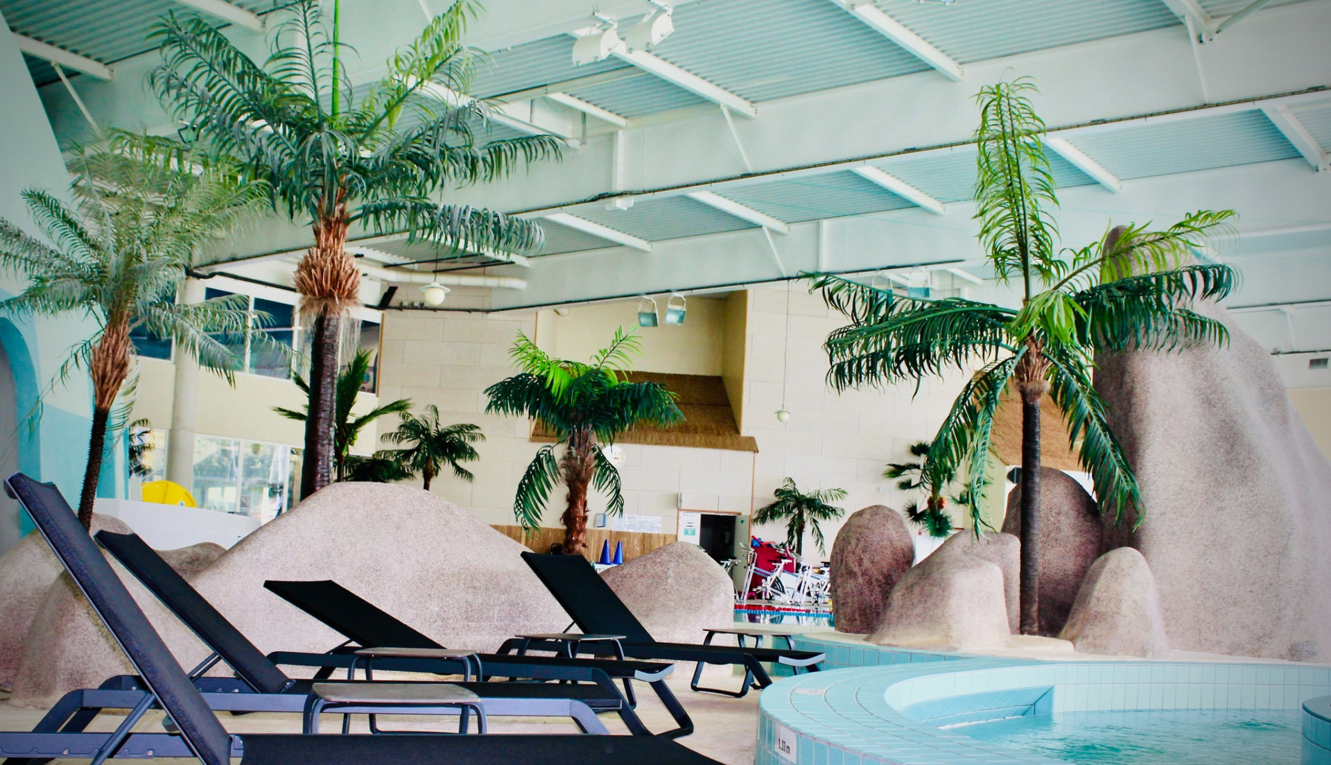 découvrez notre piscine à bulles, un véritable oasis de détente et de plaisir. profitez d'un moment de relaxation avec des jets d'eau apaisants et une ambiance chaleureuse, idéale pour se ressourcer en famille ou entre amis.
