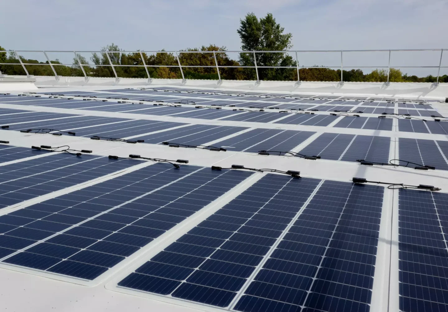 découvrez tout sur le poids des panneaux photovoltaïques (pv) : types, caractéristiques, impact sur l'installation et conseils pratiques pour une intégration optimale dans votre projet énergétique.