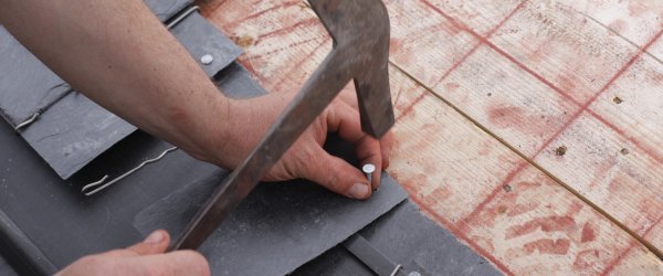 découvrez tout ce qu'il faut savoir sur le poids des toitures en ardoise : avantages, caractéristiques techniques et impact sur la structure de votre maison. informez-vous pour réaliser des choix judicieux pour votre toiture.
