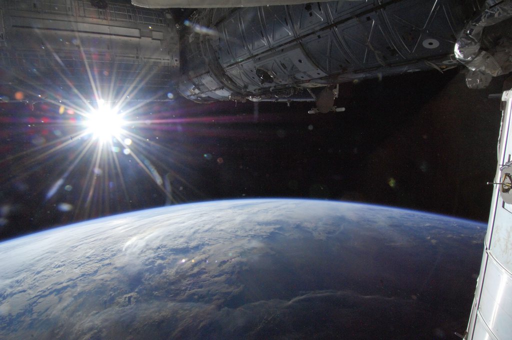 découvrez la polarité solaire et son impact sur notre système solaire. plongez dans les phénomènes liés au champ magnétique du soleil et à leur influence sur la terre. une exploration fascinante des forces qui régissent notre étoile.