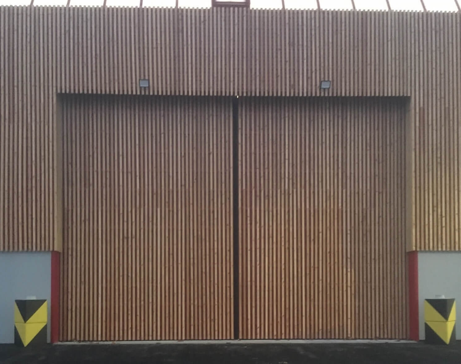 découvrez notre gamme de portes de hangar robustes et fonctionnelles, idéales pour tous vos besoins de stockage et d'accès. conçues pour résister aux intempéries et faciliter vos travaux, nos portes s'adaptent à tous les types de bâtiments. commandez dès maintenant pour améliorer vos espaces de travail.