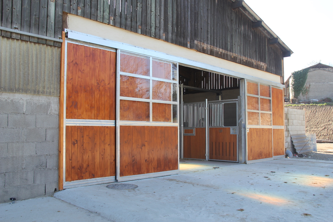 découvrez notre sélection de portes de hangar en bois, alliant robustesse et esthétisme. idéales pour vos projets de stockage ou d'aménagement extérieur, elles sont conçues pour s'intégrer parfaitement à votre environnement tout en offrant une excellente durabilité.