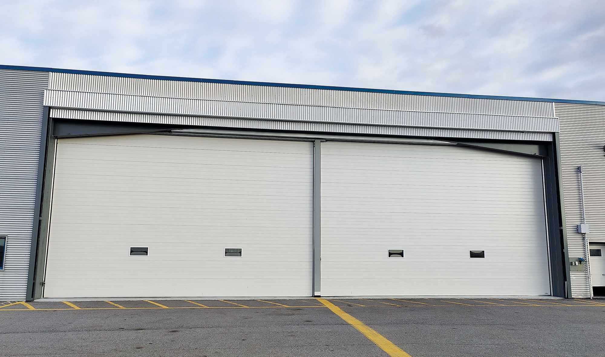 découvrez notre sélection de portes de hangar, alliant robustesse et fonctionnalité. idéales pour les exploitations agricoles, les ateliers et les espaces de stockage, nos portes garantissent une ouverture et une fermeture faciles tout en offrant une excellente isolation. optez pour la qualité et la durabilité avec nos modèles adaptés à tous vos besoins.