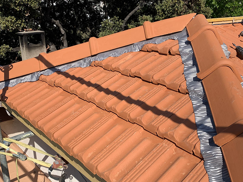 découvrez nos services de pose de tuiles pour embellir votre toiture. nous vous garantissons une installation de qualité, adaptée à vos besoins et réalisée par des professionnels expérimentés. transformez votre maison avec notre expertise en toiture.