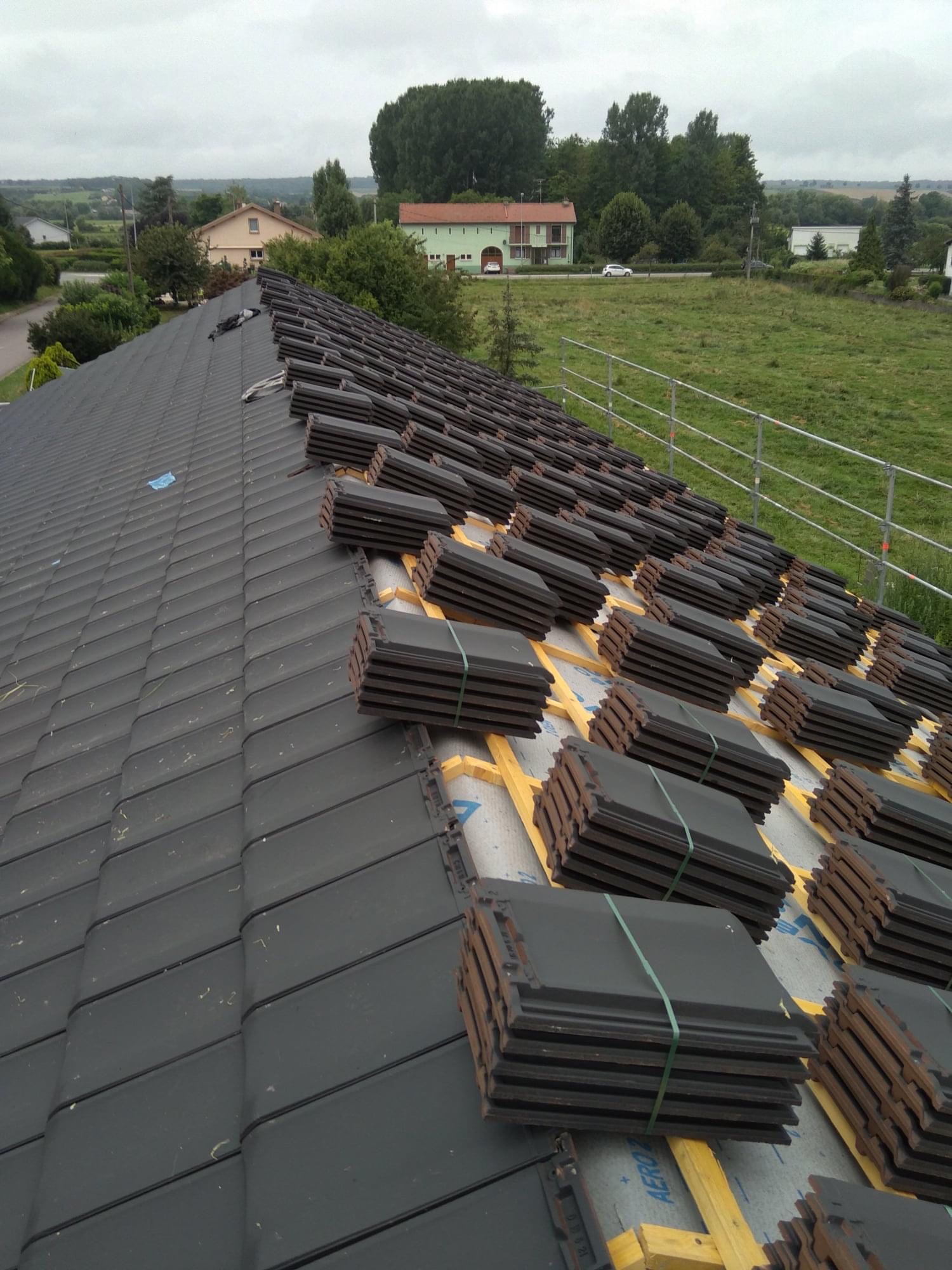 apprenez à poser des tuiles comme un pro avec nos guides pratiques. découvrez les techniques, les matériaux et les astuces indispensables pour réussir votre projet de toiture. que vous soyez novice ou expérimenté, améliorez votre savoir-faire en toute simplicité.