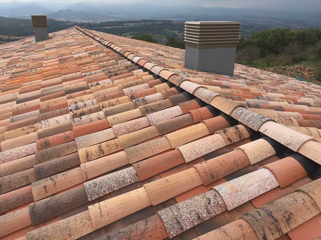 découvrez nos conseils pratiques pour poser des tuiles sur votre toit. apprenez les étapes essentielles, les outils nécessaires et les astuces pour une installation durable et esthétique.