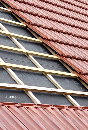 apprenez les techniques essentielles pour poser des tuiles avec succès. que ce soit pour un projet de rénovation ou une nouvelle construction, découvrez des conseils pratiques, des outils nécessaires et des étapes détaillées pour réaliser une toiture esthétique et durable.
