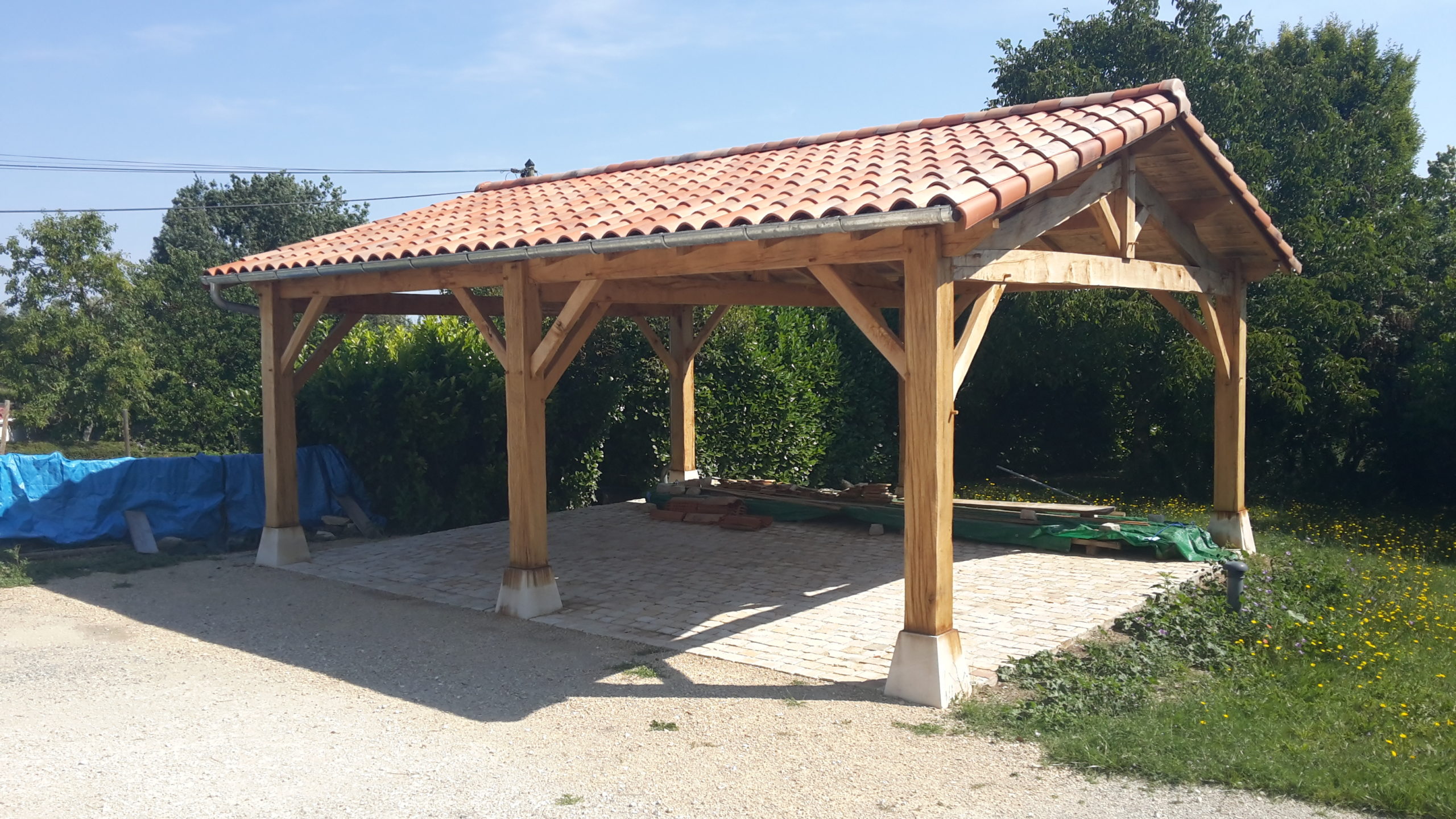 découvrez notre préau en bois, un espace extérieur élégant et chaleureux, idéal pour profiter de votre jardin. fabriqué avec des matériaux de qualité, il offre une protection contre les intempéries tout en ajoutant une touche rustique à votre maison. transformez votre extérieur en un lieu de convivialité et de détente.