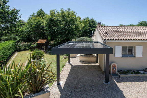 découvrez les prix compétitifs des carports solaires et profitez d'une solution écologique pour abriter votre véhicule tout en générant de l'énergie. comparez les offres et trouvez le carport solaire adapté à vos besoins.