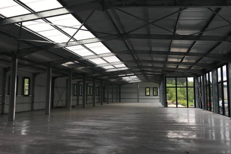 découvrez les prix compétitifs pour l'achat ou la location d'un hangar de 600m2. trouvez l'espace idéal pour vos projets professionnels ou de stockage, le tout au meilleur tarif du marché.