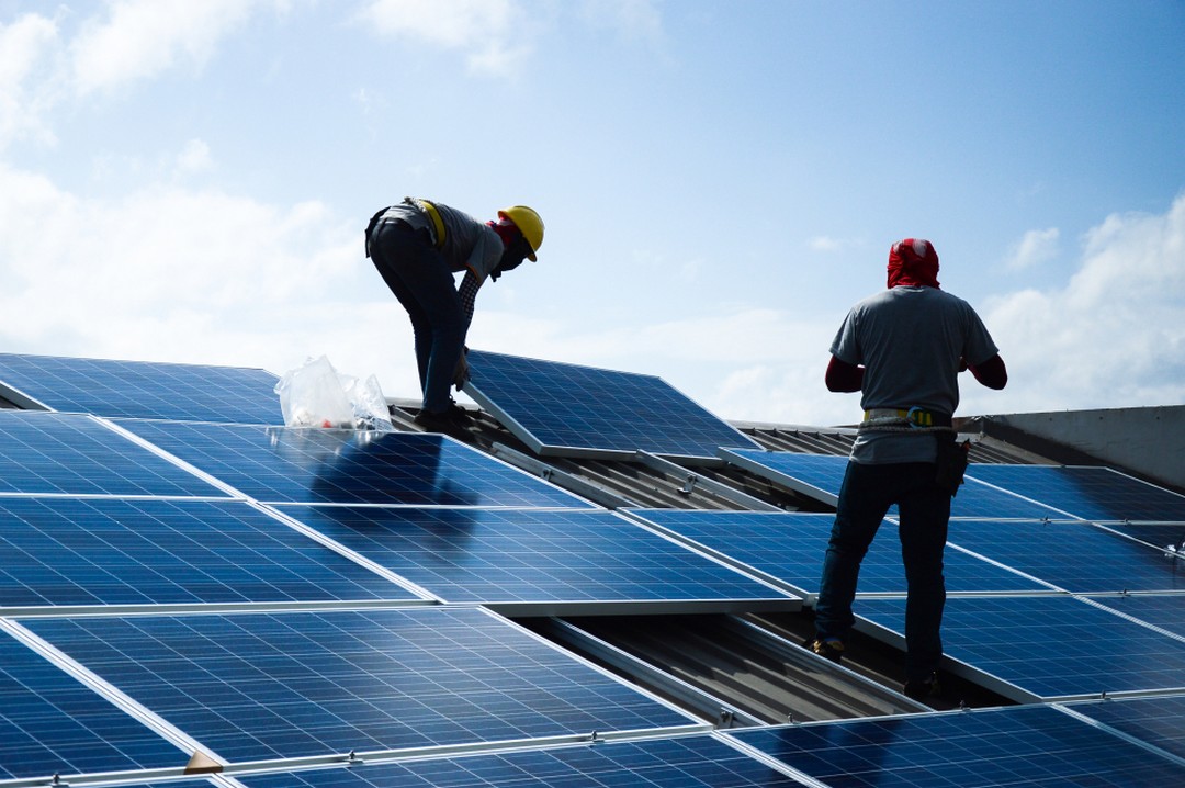 découvrez les derniers prix des installations photovoltaïques en france. comparez les offres, les subventions et les avantages de l'énergie solaire pour économiser sur vos factures d'électricité et contribuer à un avenir durable.