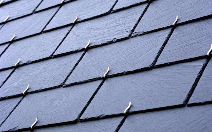 découvrez le prix des toitures en ardoise pour une surface de 200m2. comparez les coûts, les avantages et les conseils pour choisir la meilleure option pour votre projet de toiture.