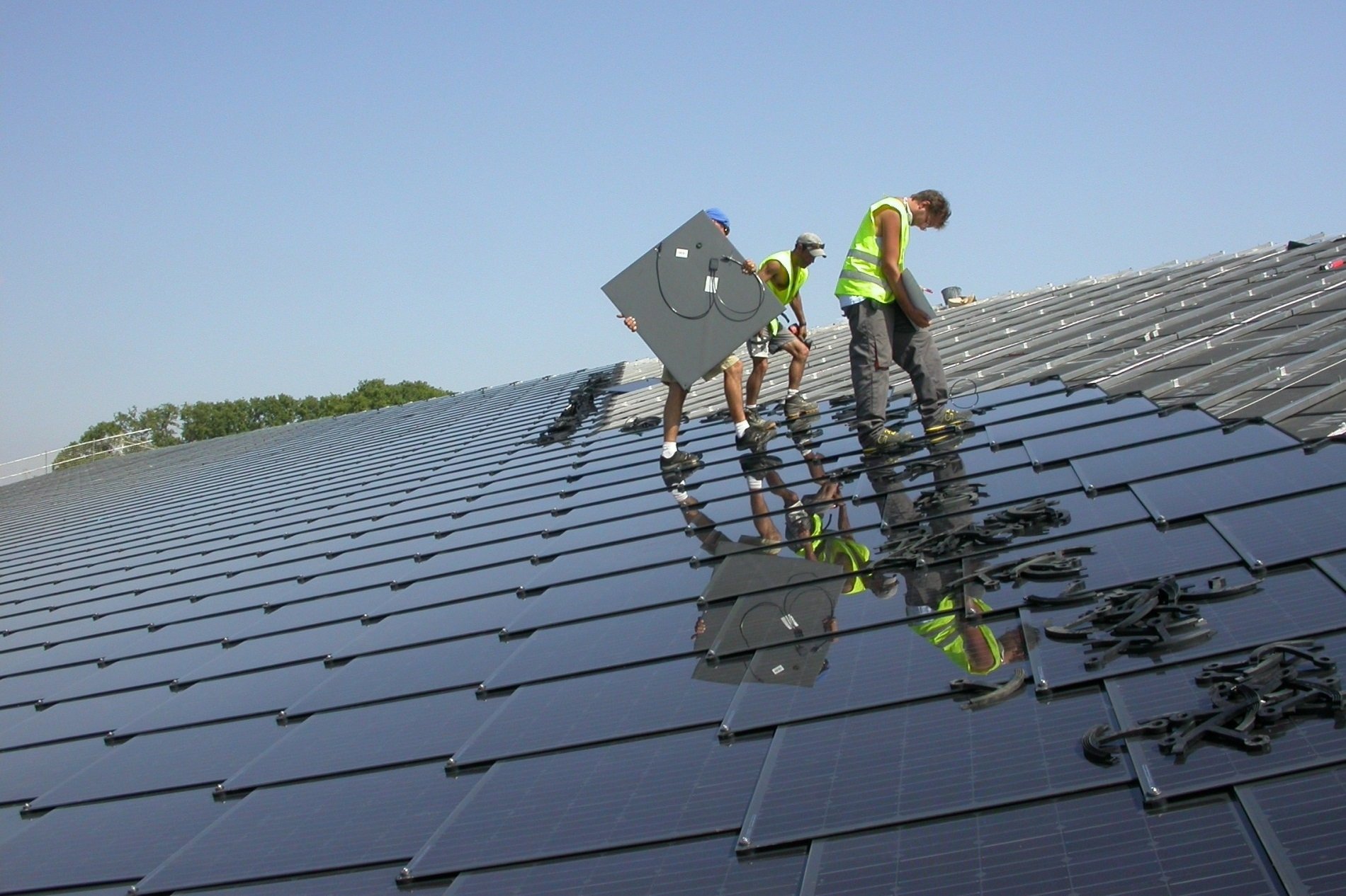 découvrez les prix des tuiles photovoltaïques au mètre carré pour optimiser votre installation solaire. informez-vous sur les coûts, les avantages et les meilleures options pour votre projet énergétique.